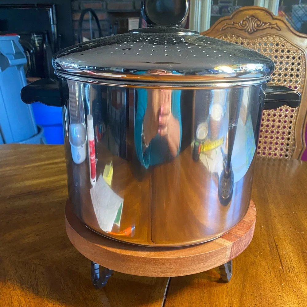 Farberware 8 Qt Stainless Stock Pot with Strainer Lid like New